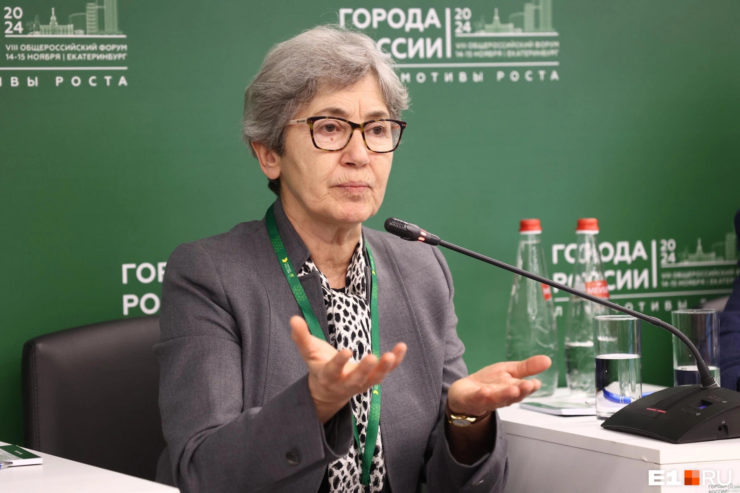 Известный регионовед Наталья Зубаревич заявила, что у Кемеровской области большие проблемы с бюджетом. Профессор МГУ привела Кузбасс в пример как регион с быстро растущим дефицитом в бюджете. В первом квартале регион вышел с разницей между поступлениями и расходами в 20%. Так произошло, потому что стало приходить меньше налогов на прибыль от угольной отрасли. «Уж сильно тяжело пришлось угольщикам. У них сейчас все сошлось: и низкие мировые цены, и трудности провоза топлив по Транссибирской магистрали и далее, — отметила Зубаревич. По ее мнению, проблемы в бюджете напрямую коснулись медиков. Регионовед вспомнила случаи в местных больницах, когда сотрудникам убрали надбавки. Эксперт предполагает, что такие случаи будут редкостью и в основном зарплату будут выплачивать, но не увеличивать.