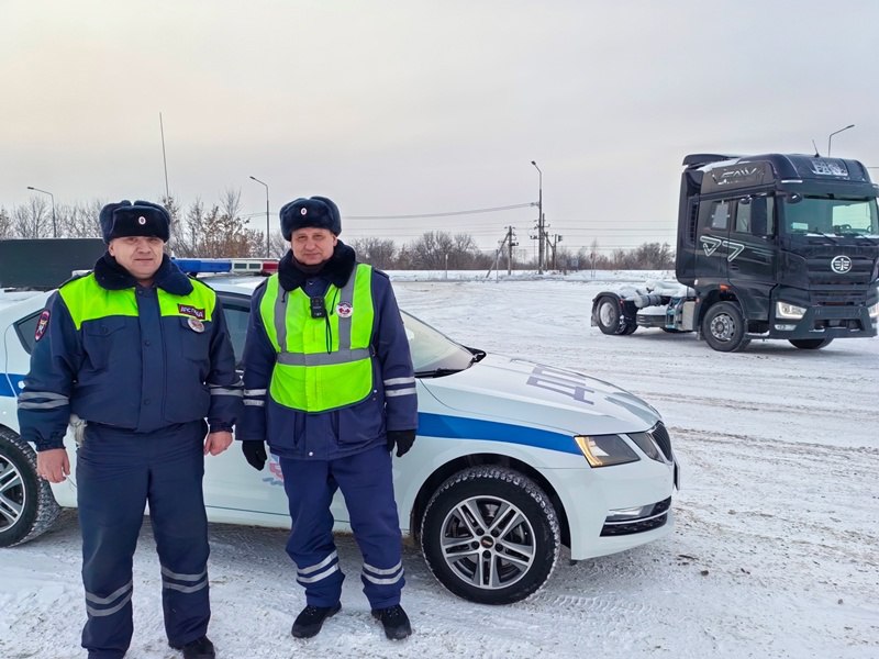 Сотрудники Госавтоинспекции края оказали помощь на трассе замерзающему водителю тягача  Накануне экипаж ДПС осуществлял работу по обеспечению безопасности дорожного движения на маршруте патрулирования в Рубцовском районе.  На 319-м км автодороги А-322 «Барнаул – Рубцовск – граница республики Казахстан» внимание экипажа ДПС привлек стоящий обледенелый седельный тягач, возле которого находился взволнованный мужчина. Водитель автомобиля объяснил полицейским, что в транспортном средстве из-за неисправности топливной системы замерзает дизельное топливо и он уже около пяти часов находится на трассе и пытается продолжить движение. Дорожную ситуацию осложнял ветер и снегопад. Инспекторы ДПС отогрели замерзающего водителя в патрульном автомобиле и организовали временную починку большегруза. Затем  полицейские сопроводили тягач на безопасную стоянку, расположенную на подъезде к городу Рубцовску.  Убедившись, что водитель автомобиля находится в безопасности и сможет осуществить ремонт топливной системы, сотрудники ДПС продолжили работу по обеспечению безопасности дорожного движения.  Водитель поблагодарил полицейских за неравнодушие и оказанную помощь.