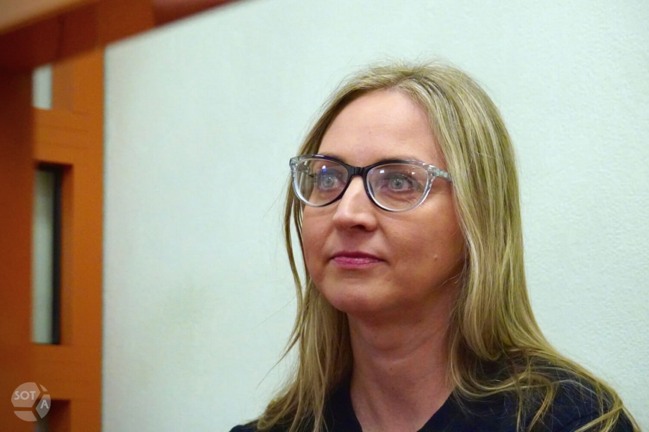 К 15 годам колонии приговорили зоозащитницу Евгению Конфоркину из за съемки вертолетного завода в Подмосковье 2 ой Западный окружной военный суд в Москве признал Евгению Конфоркину виновной по статьям о госизмене и участии в деятельности террористической организации и назначил ей 15 лет колонии общего режима и штраф в 300 тысяч рублей передает наш корреспондент из зала суда Прокуратура запрашивала подсудимой 18 лет лишения свободы и штраф 300 тысяч рублей Евгения Конфоркина зооинженер и инструктор по верховой езде из города Люберцы Московской области В октябре 2024 года ее отправили в СИЗО по статье о госизмене Позднее к обвинению добавили статью об участии в террористической организации По версии следствия Конфоркина вступила в переписку с представителями Легиона Свобода России направила анкету со своими данными и как утверждает следствие выразила готовность оказывать помощь организации Затем женщина выполнила задание по съемке Центра вертолетостроения в Люберцах В прениях адвокат Алена Савельева отмечала что анкету ЛСР ее подзащитная заполнила до признания организации террористической Кадры которые передала Конфоркина по словам защитницы не представляют интереса поскольку эту же информацию можно найти в свободном доступе на онлайн картах Сама Конфоркина утверждает что приняла представившихся ей кураторами ЛСР людей за мошенников и сфотографировала завод чтобы вывести их на чистую воду Снять его завод с моей стороны была глупость Мне было интересно понять какова конечная цель Мне казалось что серьезные организации не будут писать мне через телеграм По словам женщины она прервала контакты с собеседниками после предложения снять военный объект который показался ей засекреченным Фото SOTAvision