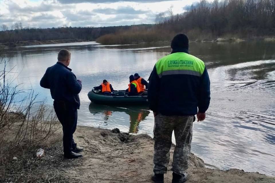 Второй месяц под Волгоградом ищут пропавшего рыбака  Поиски мужчины продолжаются.  В Волгоградской области уже второй месяц ищут пропавшего рыбака. Об этом сообщили в ГКУ «Служба спасения».  Еще 27 января 2025 года мужчина 1957 года рождения уехал на рыбалку на реку Хопер. С тех пор он пропал, не выходил с родными и близкими на связь.  О пропаже мужчины сообщил его сын. В пяти километрах севернее хутора Петровский нашли личные вещи рыбака: рюкзак, ведро, рыболовные принадлежности.  Поиски мужчины продолжаются, тело ищут водолазы.