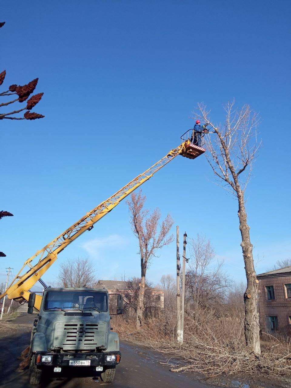 Ульяновцы провели санитарную обрезку деревьев в городе Лутугино  Ремонтно-восстановительная бригада из Ульяновской области продолжает работать на территории Лутугинского муниципального округа. В городе Лутугино специалисты провели санитарную обрезку и спил аварийных деревьев. Ранее было проведено их обследование, по результатам которого составлен перечень деревьев в аварийном состоянии.   -Сейчас как раз сезон для спила и обрезки аварийных деревьев. Бригада работает в Лутугино и пгт. Белореченском по ранее составленному плану. Такая работа - необходимость. Разросшиеся деревья могут блокировать естественный солнечный свет, при шквалистом ветре создают угрозу для пешеходов и имущества, и в целом санитарная обрезка оздоравливает деревья, которые так нужны для производства кислорода, - рассказали в МУП "УльГЭС".