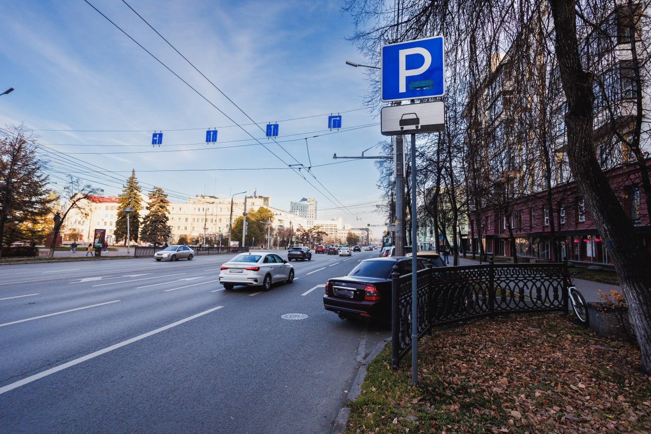 Автохамам в Челябинске выписали 85 тысяч штрафов за парковку на газонах   gubernia74 ru articles society 1136832 Порядка 85 тысяч штрафов получили водители чьи автомобили оказались припаркованными на газонах пишет издание Вечерний Челябинск со ссылкой на информацию которая была озвучена во время аппаратного совещания в администрации города Нарушители были зафиксированы автоматической системой фотофиксации   t me chgub   t me vecherchel