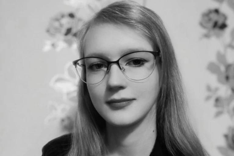 В Петербурге уже неделю ищут студентку сбежавшую из дома по указке мошенников 21 летняя Дарина Байкова из городка Пикалево пропала 24 октября ушла из дома без причины Родственники гадали что именно с ней произошло но ответы пришли сами в виде угроз от аферистов Она не отвечает на звонки и сообщения а мошенники постоянно пишут родным угрожают и вымогают деньги Родственники в отчаянии рассказали КП Петербург в пресс службе регионального поискового отряда ЛизаАлерт Полиция Петроградского района и ЛизаАлерт ищут юную особу ростом 173 см одетую в темное пальто и просят горожан всмотреться в ориентировку личная страница в соцсети Читай нас в MAX Подпишись на Комсомольскую правду СПб