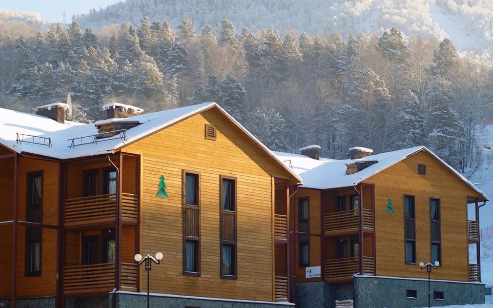 Алтай стал самой популярной локацией для покупки курортной недвижимости  В 2025 году Алтай стал лидером среди курортных направлений для инвестиций в недвижимость среди россиян на него пришлось 40 спроса заявила Анна Ларина директор департамента зарубежной и курортной недвижимости NF Group В числе популярных объектов апартаменты отельные номера и квартиры которые россияне рассматривают как инвестицию и для личного использования  На втором месте Архыз 25 спроса а на третьем Сочи 20 спроса  Эксперты ожидают рост интереса к Алтаю и Краснодарскому краю в 2026 году инвестиции Фото Salcido Shutterstock FOTODOM Читать РБК Недвижимость в Telegram