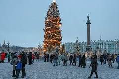 ОТДЫХ НОВОГОДНИЕ КАНИКУЛЫ В 2026 ГОДУ МОГУТ ПРОДЛИТЬСЯ 12 ДНЕЙ В России рассматривают возможность увеличения новогодних праздников до 12 дней в 2026 году. Об этом сообщил глава комитета Госдумы по труду и социальной политике Ярослав Нилов. По его словам, праздничный период может начаться 31 декабря 2025 года и продлиться до 11 января 2026 года. Уже известно, что 31 декабря объявлено выходным днём, а официальные праздники запланированы с 1 по 8 января. Первый рабочий день после каникул выпадет на пятницу, 9 января. Ярослав Нилов предложил сделать 9 января выходным за счёт переноса одного из выходных дней с 3 или 4 января суббота и воскресенье . Это позволит продлить отдых до 12 дней. «Россияне всё равно будут брать отпуск за свой счет или договариваться с работодателем. Учитывая нынешний уровень стресса и тревожности, людям нужно нормально отдохнуть», - пояснил депутат. Фото: Белкин Алексей #аврорамедиа_россия Telegram-экосистема АВРОРА МЕДИА МЕДИА НОВОСТИ РЕГИОН ЛАЙФ СПОРТ ГЕРЛЗ ХАЙТЕК ПЕРСОНЫ ИНСАЙД КРИМИНАЛ МОЛОДОСТЬ LIVE АВРОРА МЕДИА YOUTUBE RUTUBE