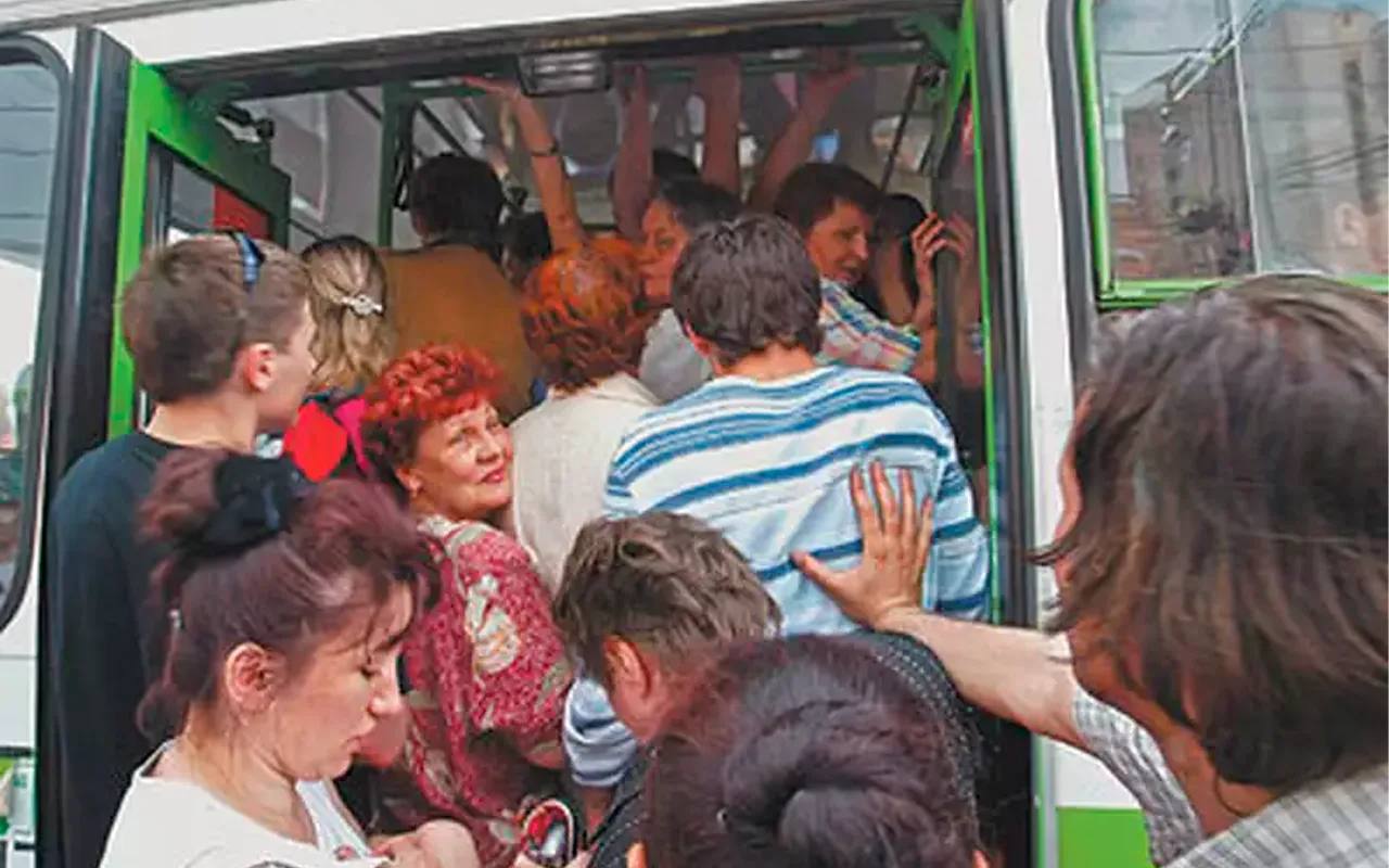 Горожане жалуются на отсутствие кондиционеров во многих городских автобусах Владивостока. В жару поездки становятся настоящим испытанием: душно, жарко, людям становится плохо. Особенно тяжело пожилым пассажирам, детям и тем, кто едет на работу в деловой одежде. Это не только снижает качество жизни, но и полностью противоречит идее комфортного общественного транспорта. Получается парадокс: с одной стороны — ограничения для автомобилистов в целях мотивировать пересесть на общественный транспорт, с другой — отвратительная работа последнего. «Может быть, вам попробовать в своих кабинетах без кондиционера посидеть пару часов с открытыми окнами в такую жару», - обращаются люди к ответственным за город чиновникам. «Автобус 81 Владрейс - душегубка суббота, 10.30, сели на Постышева . В автобусе дышать нечем. Водитель отказывается включать кондиционер, предлагает звонить его руководству», #люди_пишут «Автобусы маршрутов 40, 40А - скотовозки. Без кондишек и в УЖАСНОМ техническом состоянии. Автобусы 23, 60 маршрутов без кондиционеров, в салоне 40 градусов. А можно уже НАУЧИТЬ или ОБЯЗАТЬ уважать жителей и гостей города?», - #люди_пишут