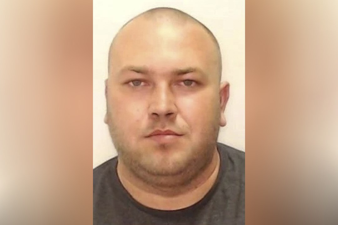 СКР ищет других жертв убийцы 9 летнего мальчика из Петербурга В Петербурге продолжают расследовать уголовное дело об убийстве 9 летнего мальчика 30 января мужчина посадил Пашу в свой автомобиль и увез в неизвестном направлении Мальчика искали несколько дней а после стало известно что ребенка больше нет в живых По версии следствия мальчик мог быть не единственной жертвой мужчины ГСУ СК России по Санкт Петербургу обращается ко всем кто обладает информацией о других преступлениях совершённых подозреваемым или сам пострадал от его действий Правоохранители просят обратиться по телефону 8 812 570 66 71 или по адресу Санкт Петербург Московский проспект дом 81 сообщили в пресс службе ГСУ СК России по Санкт Петербургу пресс служба ГСУ СК России по Санкт Петербургу Читай нас в MAX Читай нас в Telegram