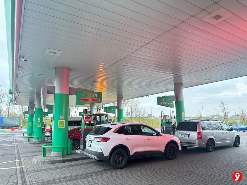 Цены на топливо в Беларуси вырастут в 2026 году Министр финансов Юрий Селиверстов сообщил о планах повысить цены на бензин и дизель на 3 Рост цен примерно АИ 92 К5 Евро с 2 50 руб до 2 57 руб АИ 95 К5 Евро с 2 60 руб до 2 68 руб АИ 98 К5 Евро с 2 82 руб до 2 90 руб ДТ К5 с 2 60 руб до 2 68 руб Подорожание составит 7 9 копеек за литр затронет все основные виды топлива Подпишись Минская правда MLYN by