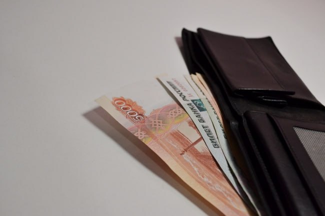 Не платила алименты четверым детям Верхневилюйский районный суд Якутии вынес обвинительный приговор 40-летней местной жительнице по статье УК РФ за систематическую неуплату алиментов на четверых детей. В 2023 году суд обязал женщину выплачивать по 1/3 прожиточного минимума на каждого ребенка. Несмотря на административные штрафы в мае 2024 года, платежи от нерадивой матери не поступали. Накопилась задолженность свыше 165 тысяч рублей на каждого ребенка – это больше 660 тысяч рублей в общем. Суд рассмотрел дело и приговорил женщину к полутора годам исправительных работ. 10% заработка она будет отдавать в бюджет государства. Подсудимая полностью признала вину в суде. Фото: Опарин Даниил