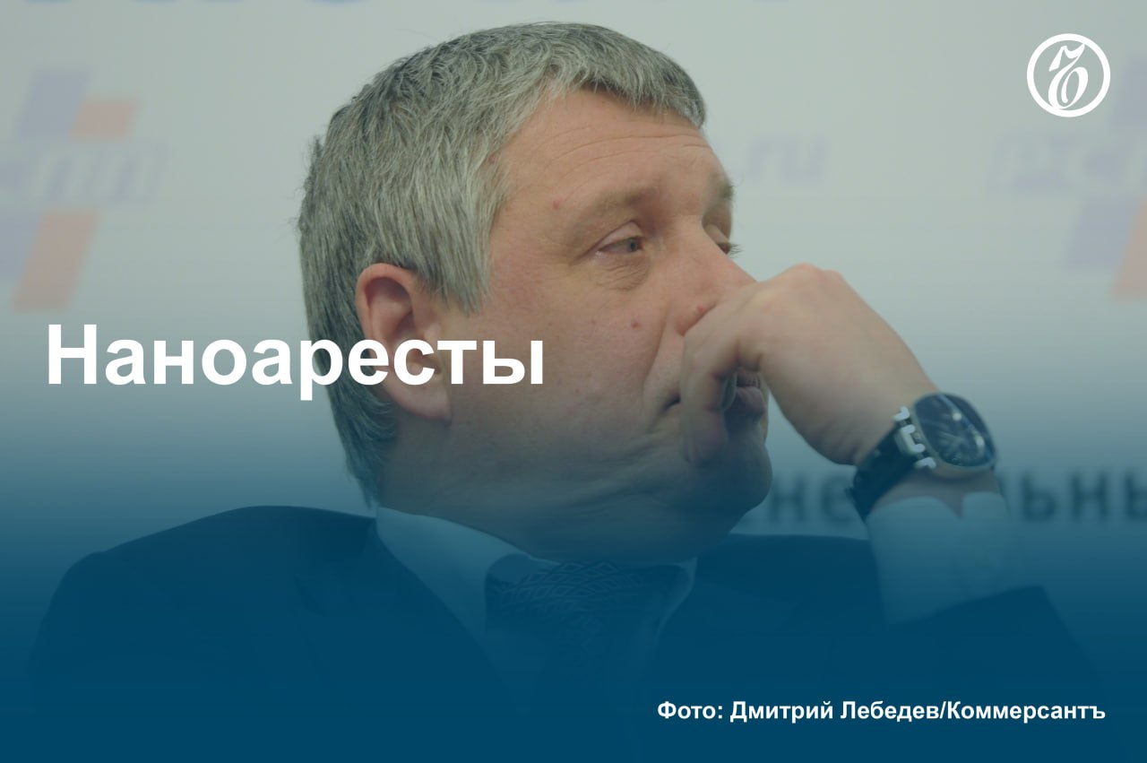 В Москве суд заочно арестовал бывших топ-менеджера «Роснано» Юрия Удальцова на фото и главу дочерней компании корпорации «Пластик Лоджик» Николая Тычинина, стало известно «Ъ». Ранее оба были объявлены в международный розыск. Юрий Удальцов и Николай Тычинин обвиняются в особо крупном мошенничестве при создании «планшета Чубайса» — гибкого гаджета для российских школьников, так и не запущенного в серию. Под следствием и судами находятся и целый ряд других бывших высокопоставленных подчиненных уехавшего за границу Анатолия Чубайса. Истекшие сроки давности не мешают взыскивать с фигурантов суммы в сотни миллионов рублей в счет причиненного ущерба. #Ъузнал