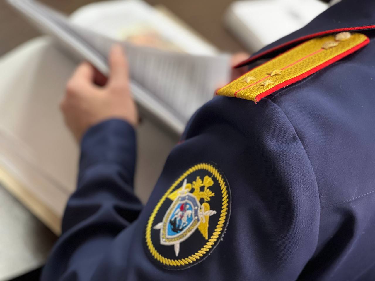 В Пологах перед судом предстанет бывший начальник отделения почтовой связи Пологовским межрайонным следственным отделом СУ СК России по Запорожской области завершено расследование уголовного дела в отношении бывшего начальника отделения почтовой связи. Женщина обвиняется в присвоении денежных средств ч. 3 ст. 160 УК РФ . По версии следствия, обвиняемая, будучи материально ответственным лицом, 22 ноября 2023 года присвоила себе свыше 102 тыс. рублей, предназначенных для доставки пенсии. Чтобы скрыть хищение, она подделывала подписи получателей пенсий, фактически не производя выплаты. Фигурантка вину в совершённом преступлении признала и раскаялась. В ходе расследования она возместила причинённый ущерб. Следователем СК России собрана достаточная доказательственная база, и уголовное дело с утверждённым обвинительным заключением передано в суд для рассмотрения по существу.
