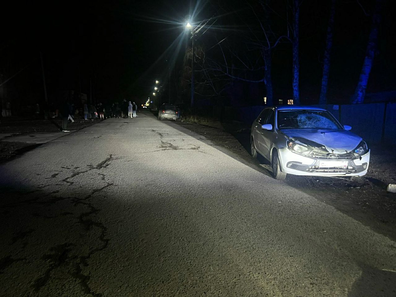 В Тогучинском районе произошло смертельное дорожно-транспортное происшествие В результате автоаварии погибли двое пешеходов. По предварительной информации, 05.04.2025 около 21 часа 30 минут в селе Лекарственное Тогучинского района водитель 1988 года рождения, находясь в состоянии опьянения, двигаясь на автомобиле Лада Гранта со стороны ул.Озерная в сторону ул.Бригадная, напротив дома 36 улицы Центральная совершила наезд на пешеходов, которые двигались по краю проезжей части в попутном направлении. В результате происшествия скончались женщины-пешеходы 1986 года рождения и 2003 года рождения. На месте работает следственно-оперативная группа, обстоятельства уточняются.
