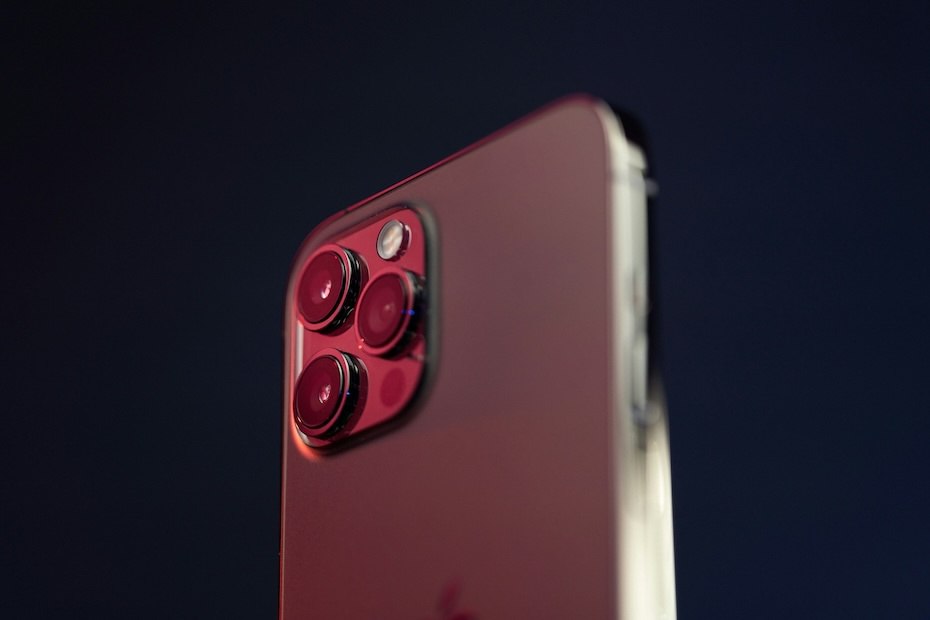 Apple рискует потерять фанатов складные Samsung врываются в топ продаж Пока Apple откладывает выпуск собственного складного смартфона пользователи начинают искать альтернативы И находят их у конкурентов По данным SamMobile и Forbes каждый пятый владелец iPhone в США уже всерьёз задумывается о переходе на Samsung Galaxy Z Flip или Z Fold Ещё 10 смотрят в сторону Google Pixel Fold Получается что Apple рискует потерять до трети своей аудитории если в ближайшее время не представит складную модель В России интерес к раскладушкам тоже растёт Продажи Galaxy Z Fold и Z Flip за год увеличились от 15 до нескольких раз несмотря на общий спад на рынке смартфонов Причины очевидны заметное снижение цены по сравнению с прошлым поколением усталость пользователей от привычного формата смартфонов желание попробовать что то действительно новое Сегодня в тройке лидеров российского рынка Samsung Honor и Huawei Apple в списке уже не видно appleinside apple appleinside iphone samsung honor huawei