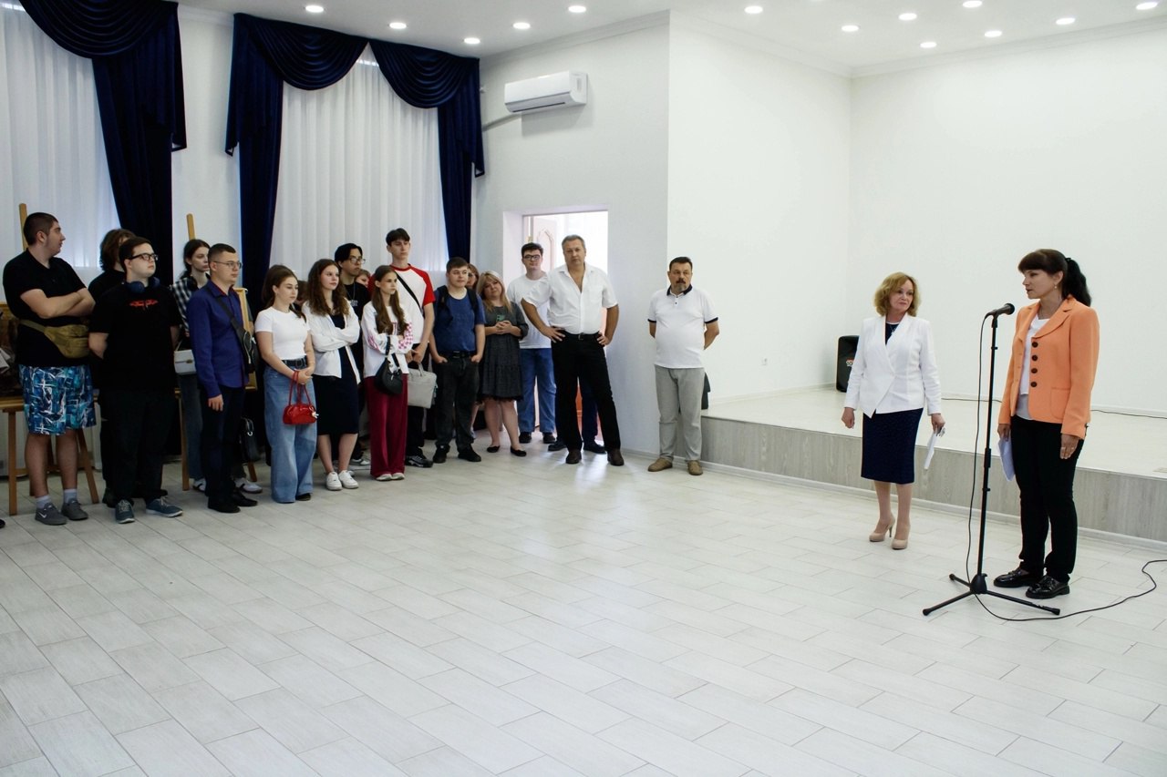 Воронежский областной краеведческий музей продолжает развивать культурные связи с регионами Содружества «Донбасс»!    В Донецке состоялось открытие сразу двух уникальных выставок:    В художественном музее стартовала выставка «Песни русской души. Хоровой деятельности М. Е. Пятницкого посвящается…», где музыка становится олицетворением национального духа.   В краеведческом музее можно увидеть выставку «За землю Русскую!», где завораживающие картины талантливого воронежского художника Василия Криворучко переносят нас в суть нашей истории и судьбы.  Эти выставки — настоящие ворота в богатейшее культурное наследие Воронежской области и возможность для дончан глубже познакомиться с нашим искусством и историей!