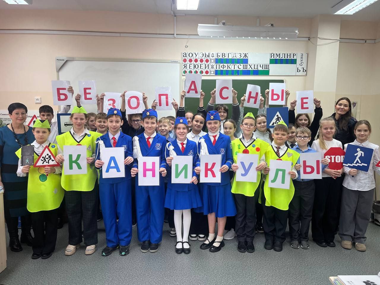 В преддверии зимних каникул ангарские сотрудники Госавтоинспекции проводят мероприятие Безопасные каникулы Перед долгими новогодними каникулами полицейские совместно с сотрудниками по делам несовершеннолетних отрядами ЮИД ЮПИД и родительскими патрулями напомнят детям водителям и пешеходам о необходимости соблюдения ПДД расскажут о последствиях беспечности и невнимательности на дорогах На территории округа будут проводиться профилактические акции Ёлочка ГАИ Новогоднее письмо водителю Засветись Ангарск новогодние родительские ЮПИДовские патрули и другие Цель акции обеспечить безопасность детей на дорогах и предотвратить дорожно транспортные происшествия с их участием С 15 по 29 декабря автоинспекторы выйдут с профилактическими беседами в образовательные и дошкольные организации напомнят школьникам о правильном и безопасном переходе дорог расскажут об опасности катания на несанкционированных горках которые прилегают к проезжим частям а также проведут родительские собрания