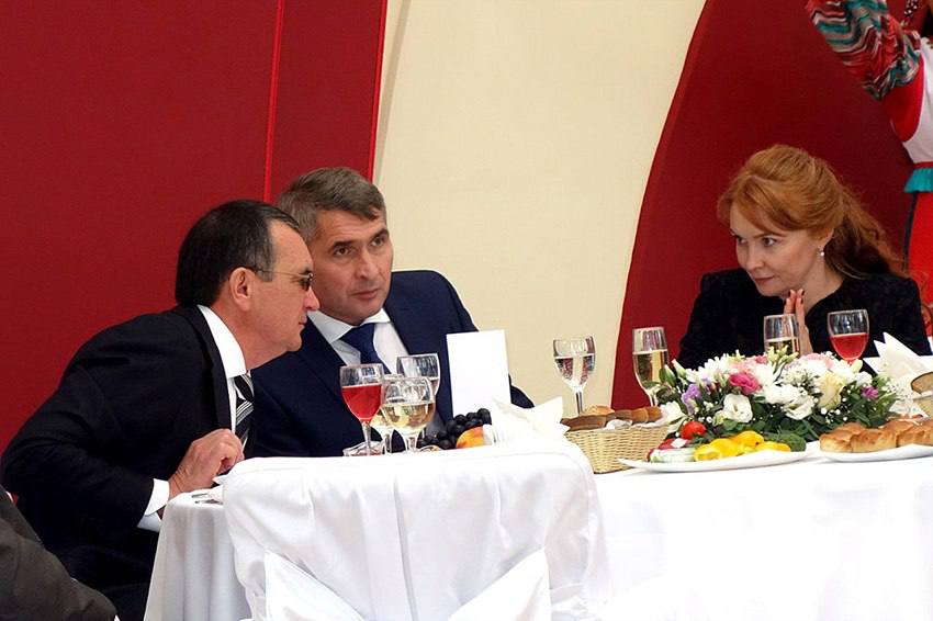 Фёдоров поставил Николаева на место Последние годы Фёдоров жёстко критиковал Николаева — за высотки в Речном порту, его экономическую по сути предвыборную программу и музей «Вышитой карты России». Николаев критики не терпит. Выгоняет депутатов из своей партии за правду, травит независимые медиа через госсми, уничтожает муниципалитеты. В этом году Николаев решил убрать самого статусного оппонента. Вместо Фёдорова в Совет Федерации он хотел протащить Каликову, куратора его любимой «Вышитой карты». Но Фёдоров не так прост: две недели подряд мы слышали от него резкие заявления, рассказы о давлении на депутатов, жалобы в прокуратуру. Казалось, он готов идти до конца, и может даже стать альтернативным кандидатом на выборах главы Чувашии, если потребуется. И тут — поворот. «Ведомости» сообщают: Николаев всё-таки выдвигает Фёдорова в сенаторы. А мы уже представляли, как Фёдоров вместе с Моляковым и Солдатовым создаёт региональную оппозиционную партию, выходит в стримы на YouTube и собирает многотысячные митинги против Т+. Эх! Подписаться Написать нам Поддержать Чат