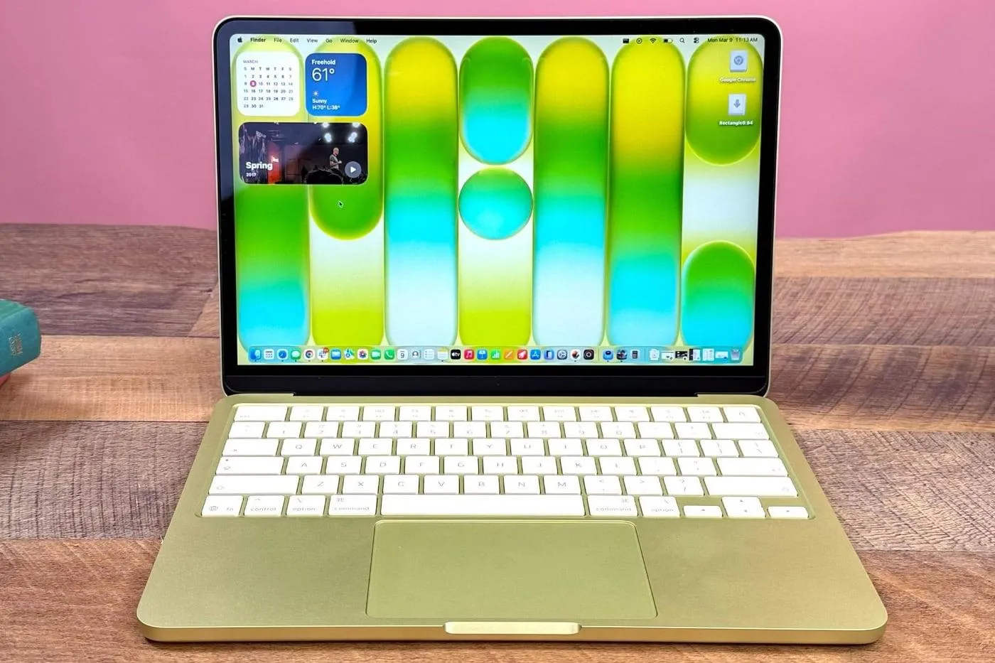 Apple в два раза увеличила производство MacBook Neo чтобы не допустить дефицита Поставщикам теперь придётся выпустить 10 млн ноутбуков вместо изначально запланированных 5 6 млн Apple пришлось заказать дополнительные процессоры A18 Pro у TSMC Раньше Apple использовала бракованные версии чипа что позволяло ей сэкономить на производстве Производство новых чипов обойдётся Apple дороже Кроме того на цену комплектующих также повлияет рост цен на память Это означает что себестоимость MacBook Neo увеличится а значит Apple заработает меньше денег   www iphones ru 1371137 новости iphonesru