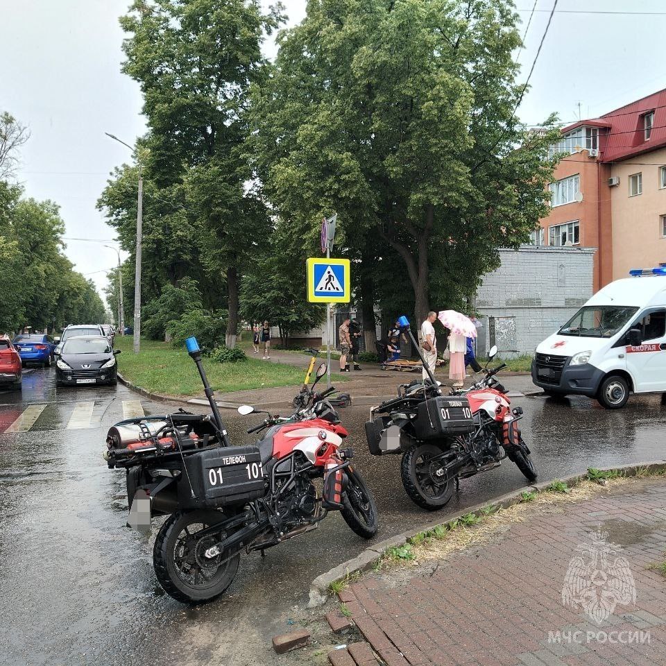 Оказали помощь на дороге В ходе патрулирования мотогруппа специализированной пожарно-спасательной части МЧС России получила сообщение о ДТП на проспекте Молодежном. Легковой автомобиль столкнулся с самокатом, которым управлял 21-летний парень. В результате аварии молодой человек получил перелом ноги. Специалисты МЧС России совместно с врачами наложили пострадавшему «шину», после чего он был госпитализирован в лечебное учреждение. Средство индивидуальной мобильности СИМ – источник повышенной опасности. МЧС России напоминает: держи средство передвижения обеими руками; один самокат = один человек; если начался дождь, прекрати движение и иди пешком; переходи дорогу только по пешеходному переходу и пешком. Ваша безопасность - ваша ответственность!