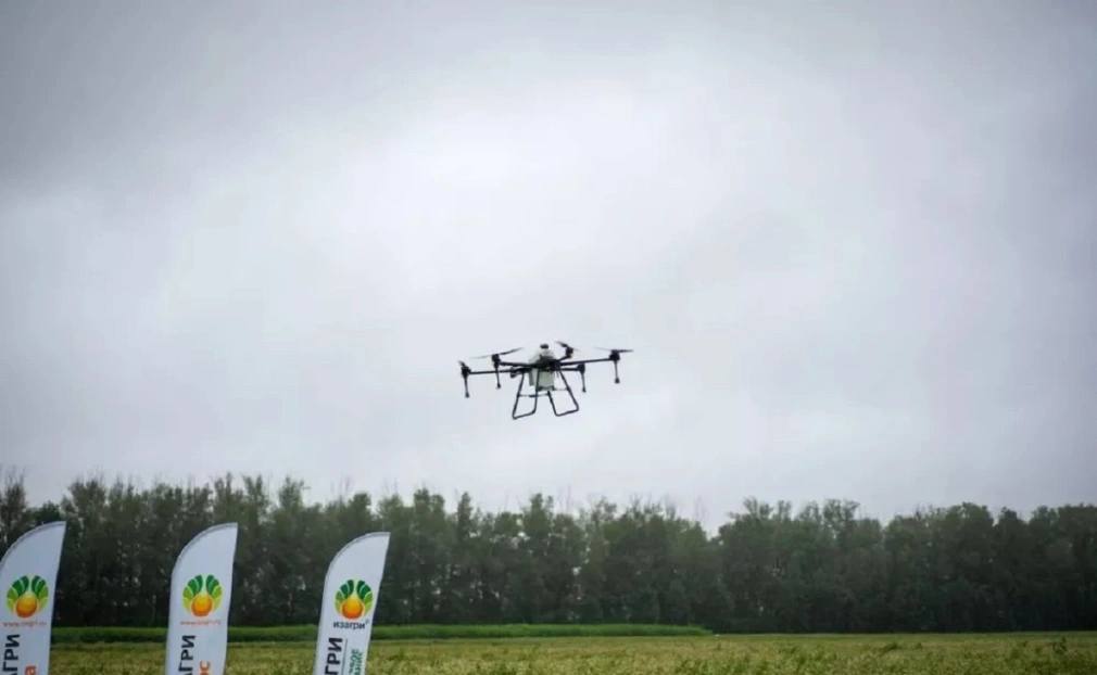 Закупки агродронов в Башкирии выросли почти в два раза Количество закупок агродронов в Башкирии за год увеличилось на 95 сообщили РБК Уфа на электронной торговой площадке ТендерПро На республику приходится 4 1 всех конкурсных процедур поставок беспилотных систем применяемых в сельском хозяйстве Это четвертый показатель среди регионов По данным авторов исследования это связано с целым рядом факторов экономической эффективностью острым дефицитом рабочей силы в АПК а также активной государственной поддержкой В республике действуют субсидии предприятиям которые приобретают сельскохозяйственные беспилотные системы РБК Уфа в Telegram РБК Уфа в MAX