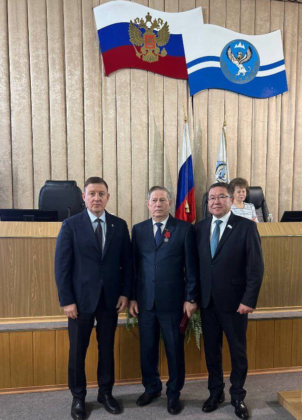 На проходящей сегодня сессии Госсобрания председателю парламентского комитета по законодательству лидеру регионального отделения КПРФ Виктору Ромашкину вручили медаль ордена За заслуги перед Отечеством II степени Фото пресс служба Госсобрания