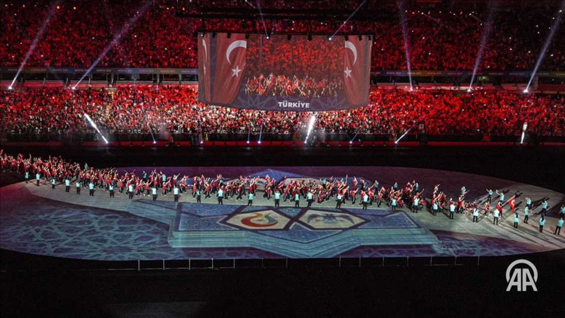 Турция на VI Играх исламской солидарности которые пройдут в Саудовской Аравии будет представлена 212 спортсменами 110 женщинами и 102 мужчинами которые поборются за медали Шестые Игры исламской солидарности проводимые раз в четыре года Федерацией Игр исламской солидарности ISSA организацией подведомственной Организации исламского сотрудничества ОИС состоятся в столице Эр Рияде с 7 по 21 ноября Игры начнутся сегодня матчами по волейболу и футзалу до официальной церемонии открытия запланированной на 7 ноября Подробнее на нашем сайте v aa com tr 3734476 24 7 в сутки с Агентством Анадолу