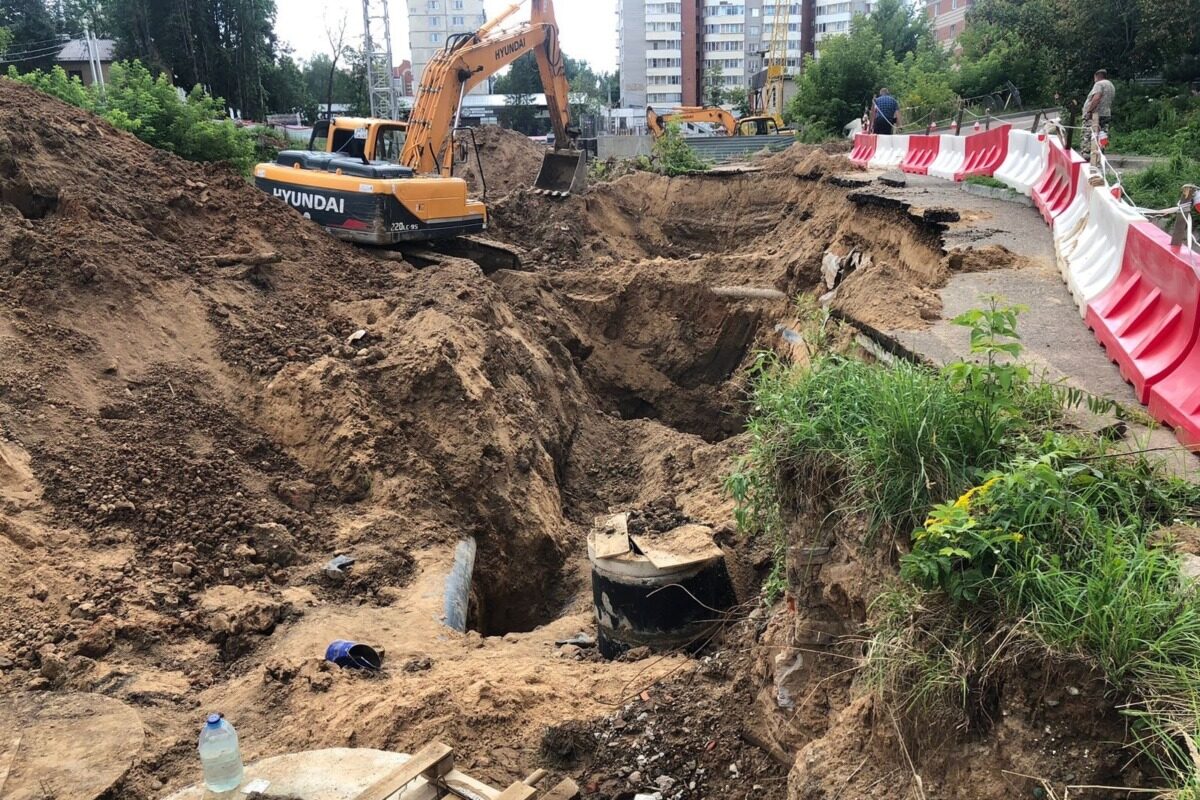 Глава компании отделался штрафом за смерть рабочего на стройке в центре Смоленска  Ленинский районный суд Смоленска вынес приговор по делу о гибели рабочего на стройке в Ново-Чернушенском переулке. Виновным в трагедии признан директор ООО «Управление механизации».  Напомним, 8 августа 2024 года бригада рабочих прокладывала трубы в траншее на глубине около 3,5 метра, как вдруг произошло отслоение грунта. Землей завалило двух мужчин, для одного из них полученные травмы оказались смертельными.  В ходе разбирательств выяснилось, что бригада не проходила обучение безопасным методам и приемам выполнения работ повышенной опасности, а также проверку знаний. В результате случившееся было расценено как нарушение требований охраны труда, повлекшее по неосторожности смерть человека  часть 2 статьи 143 УК РФ .  Как сообщает пресс-служба суда, при назначении главе компании наказания были учтены смягчающие вину обстоятельства и отсутствие отягчающих. Это позволило подсудимому отделаться штрафом в размере 250 000 рублей.