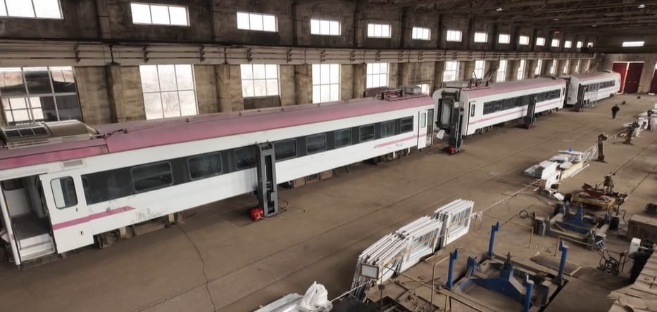 ГЖД сообщила об обновлении пассажирских поездов По заявлению генерального директора перевозчика сейчас в депо проходят работы по ремонту вагонов и составов услугами которых пользуются граждане   Лаша Абашидзе рассказал что ремонт завершат к лету и в целом сохранят курс на модернизацию 5   По его же словам идентифицированы все технические проблемы Всего за этот год обновят пять поездов Источник   Канал Интересная Грузия