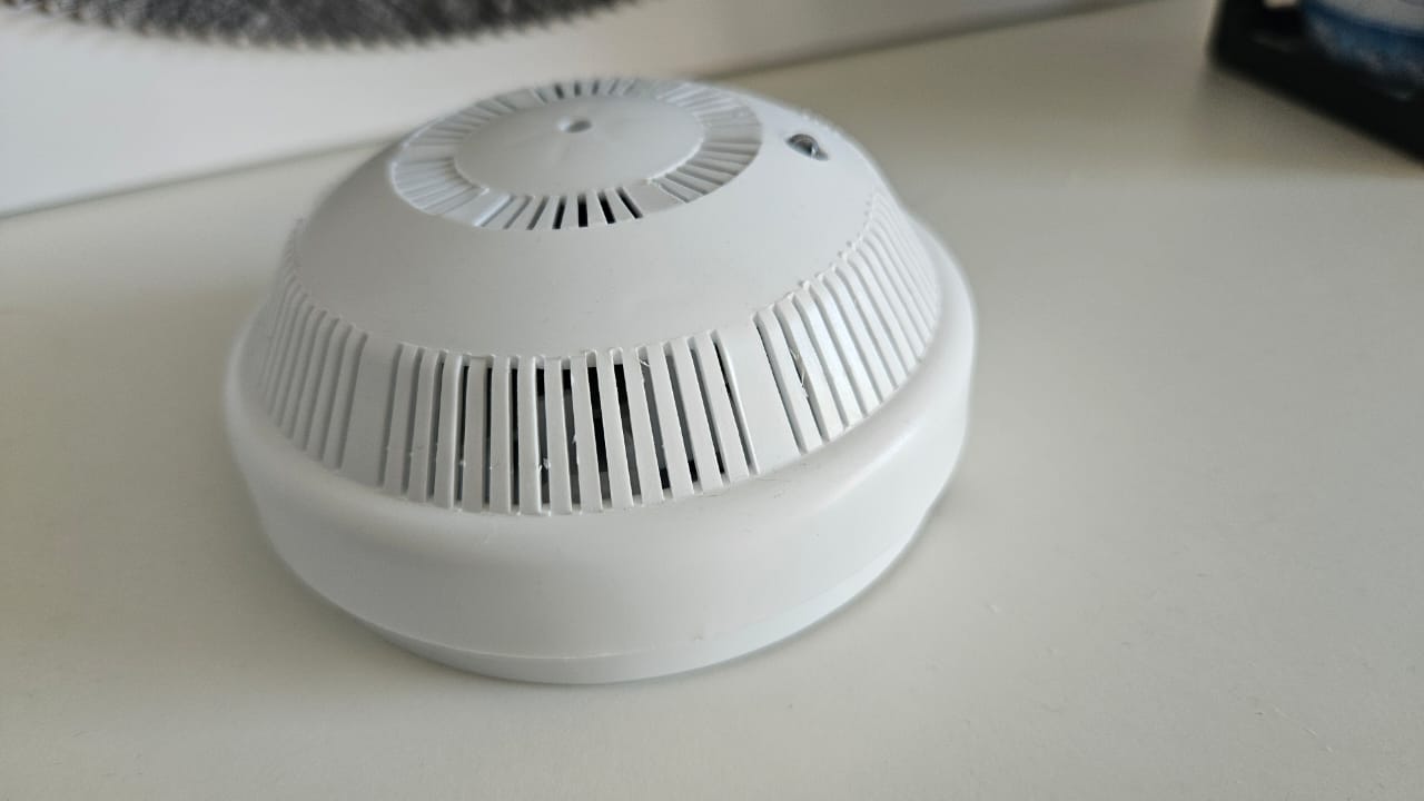 В Якутии устанавливают пожарные извещатели С начала 2025 года в Якутии в домах жителей появилось более трех тысяч новых автономных дымовых пожарных извещателей Эти устройства были установлены в рамках социальной акции Предупреди пожар установи АДПИ Всего за первые месяцы года акция помогла обезопасить от пожара 2774 семьи Большую часть работы провели сотрудники Государственной противопожарной службы Они установили 2321 извещатель в домах у 1879 семей Еще 895 семей получили 1012 приборов благодаря помощи работников других организаций присоединившихся к акции Акция стартовала 5 февраля и продлится до конца 2025 года Она проходит в рамках Года защитника Отечества в России и Года защитника Родины в Якутии Главная цель побудить как можно больше жителей республики установить в своих домах автономные извещатели а также помочь в этом своим родственникам и тем кто особенно нуждается в защите Участвовать в акции могут все желающие обычные жители представители власти муниципалитетов и различных компаний Для этого нужно самостоятельно приобрести пожарные извещатели и установить их у себя дома или помочь с установкой тем кому это необходимо Напомним что акция Предупреди пожар установи АДПИ проводится с 2021 года За все время ее действия пожарные извещатели были установлены в 17 482 домохозяйствах а общее количество установленных приборов достигло 21 763 Фото Иконникова Василина