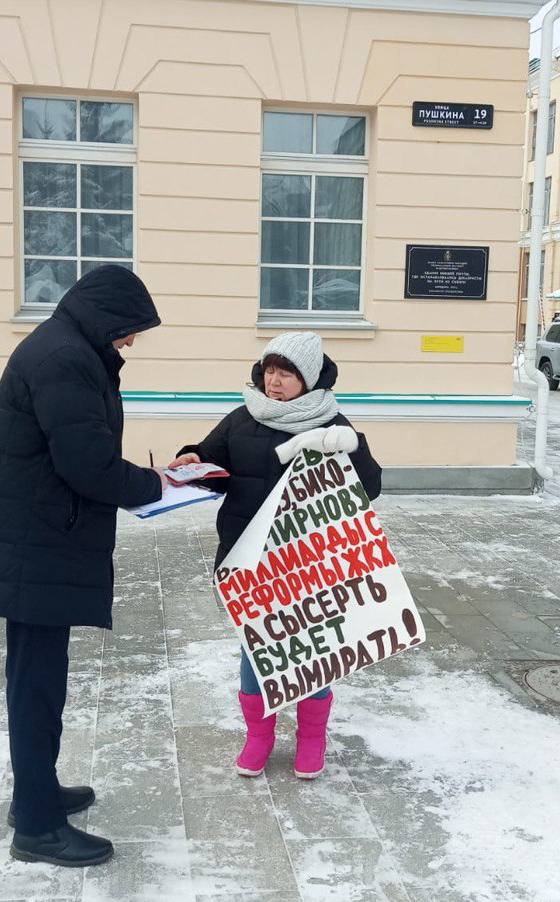 У входа в резиденцию губернатора Свердловской области проходит пикет против строительства мусорного полигона в Сысерти  Жительница села Никольское считает, что подписанный арестованным министром ЖКХ Николаем Смирновым приказ о размещении мусорного полигона на юге Сысертского района нужно отменить.  Фото, видео: «Вечерние ведомости»  Новости Екб тут