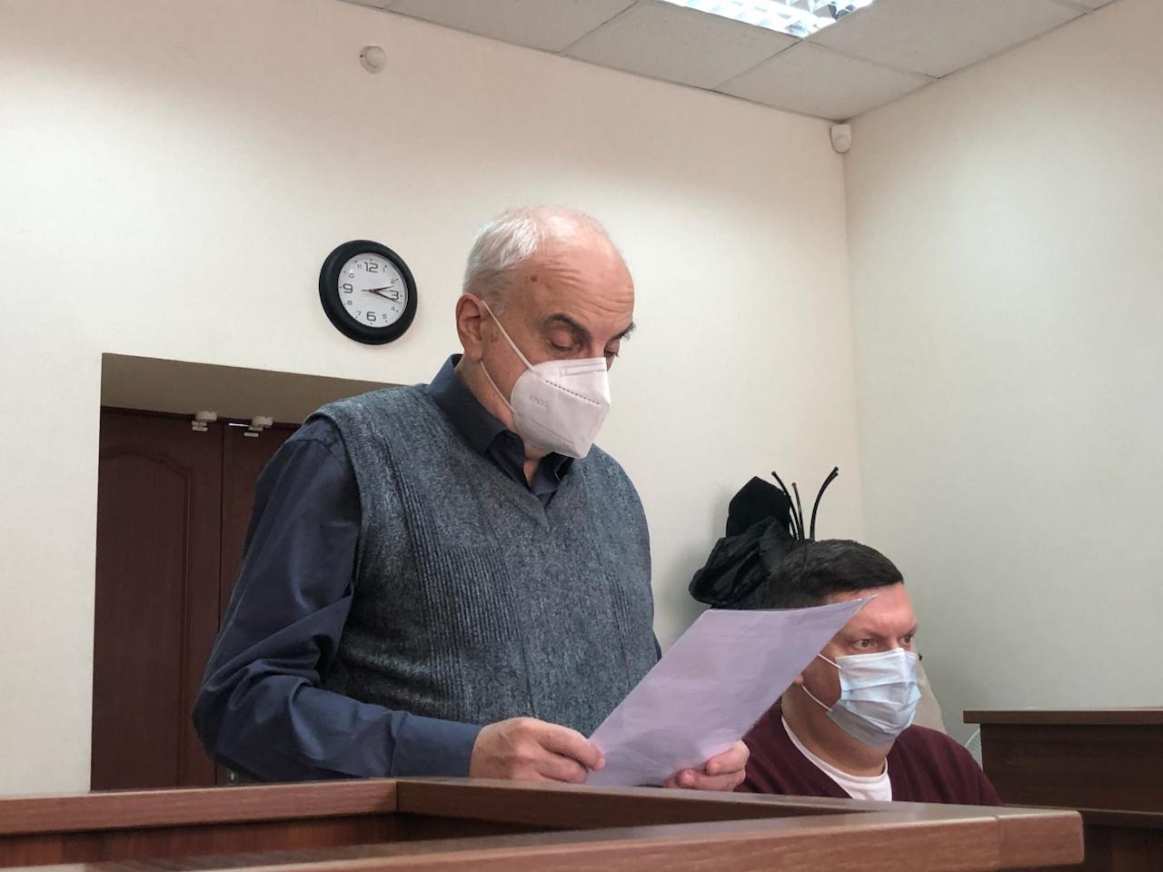 Мое место там где я могу приносить пользу не только мировой науке но и отечественному образованию 70 летнего отца Леонида Волкова математика Михаила Волкова обвиняют в переводе двух тысяч рублей ФБК С 3 апреля он был под подпиской о невыезде Прокурор запросил ему 600 тысяч рублей штрафа Сегодня Михаил Волков выступил с последним словом Он признал свою вину и сообщил о раскаянии Прошу суд при назначении наказания учесть мой безупречный труд во благо науки и образования на протяжении более 45 лет Я начал работать в Уральском университете 1 мая 1979 года С тех пор менялись кафедры университеты целая страна А я все это время в одном и том же месте занимался одним и тем же делом математикой и ее преподаванием Мне удалось многого добиться в науке мои достижения известны в математическом мире Поэтому я как и наиболее успешные из моих коллег получал заманчивые предложения уехать за границу В отличие от этих коллег я посчитал что мое место там где я могу приносить пользу не только мировой науке но и отечественному образованию Прошу учесть и то что я уже очень серьезно наказан Мне пришлось уйти из университета оставить работу которой была посвящена вся моя жизнь 70 летний юбилей был отмечен не наградой от ректора не научной конференцией в мою честь а вручением обвинительного заключения в кабинете следователя ФСБ У меня обострились проблемы со здоровьем Сейчас я прохожу длительное и тяжкопереносимое лечение от серьезного заболевания Наконец прошу учесть и то что я самостоятельно отключил подписку на донаты Я прошу извинения у государства и общества в лице суда и прокурора прошу строго меня не наказывать
