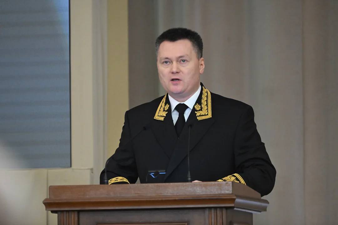 Верховный суд даст разъяснения нижестоящим инстанциям об оспаривании сделок с жильем в том числе совершенных под влиянием обмана Этого потребовал председатель Верховного суда ВС Игорь Краснов Ожидается что разъяснения появятся уже в этом полугодии Широкое обсуждение вызывают дела об оспаривании сделок с жильем граждан в том числе совершенных под влиянием обмана По моему поручению в текущем полугодии Верховным судом будут подготовлены разъяснения направленные на наведение порядка в данной сфере добавил Краснов Законы стройки в MAX