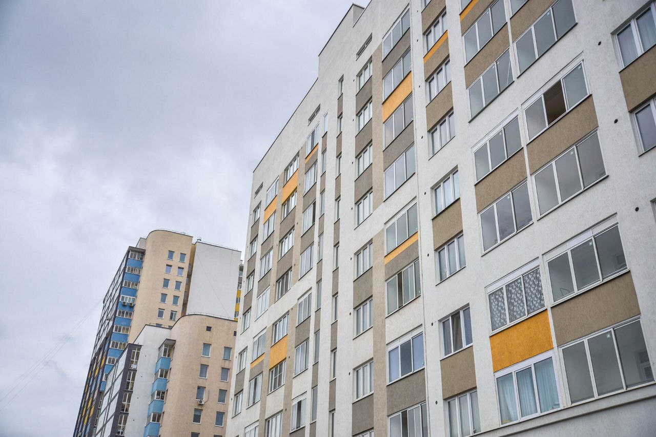 В России может появиться рейтинг управляющих компаний Внесен в Госдуму Законопроект 1106738 8 О внесении изменений в Жилищный кодекс Российской Федерации введение рейтинга управляющих организаций В чем суть Предлагается создать официальный рейтинг управляющих организаций на основе ГИС ЖКХ Основанием для места в рейтинге станет стандарт качества жилищно коммунальных услуг Критерии эффективности деятельности и порядок ведения самого рейтинга утвердит Правительство РФ Чем удобен такой рейтинг 1 Госжилинспекции будут видеть компании аутсайдеры и проводить их внеплановые проверки Если компания не устранит нарушения в течение 6 месяцев то она лишится лицензии 2 Собственники квартир в МКД получат право досрочно расторгнуть договор со своей управляющей организацией если она имеет низкий рейтинг Минус законопроекта в том что потребуются дополнительные средства из федерального бюджета Но при этом рейтингование может стать эффективным инструментом для повышения качества услуг ЖКХ и будет стимулировать конкуренцию на рынке услуг управления Законы стройки в MAX