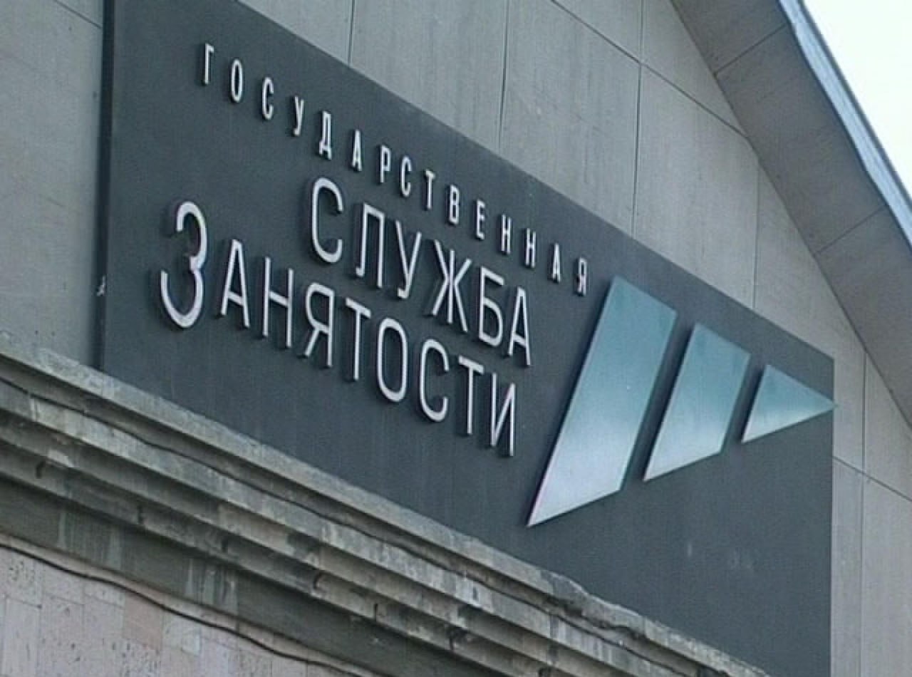 В России наблюдается дефицит кадров по данным на май июнь 2025 года количество открытых вакансий 1 8 млн превысило число безработных 1 7 млн После снижения в начале года с марта рынок труда демонстрирует рост Наибольшее количество вакансий сосредоточено в Москве и Подмосковье а самый высокий уровень безработицы в регионах Северного Кавказа 7 5 grechne