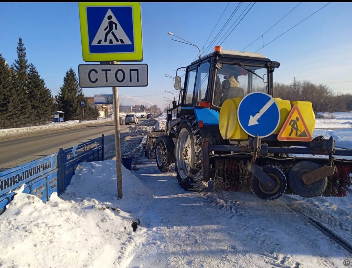 Дорожная служба проводит очистку улично-дорожной сети города  МБУ «Автодорстрой» в дневную смену, 5 января, продолжает очистку улично-дорожной сети города от снега.  Очистка тротуаров, подходов к пешеходным переходам проводится на улицах: Тимуровская, Петра Сухова, Эмилии Алексеевой, Германа Титова, Юрина, Георгия Исакова, Антона Петрова, 2–ой Северо-Западной,  Молодежной,  Ядринцева, Профинтерна, проспекте Космонавтов и на других участках уличной сети.  Продолжается вывоз снега с улиц города. Сегодня вдень вывоз снега проводится с улиц: Тимуровская, Антона Петрова, Северо-Западной, с проспекта  Космонавтов  и с других участков.  На дорогах и тротуарах города работает 118 дорожных рабочих и 84 единицы техники.