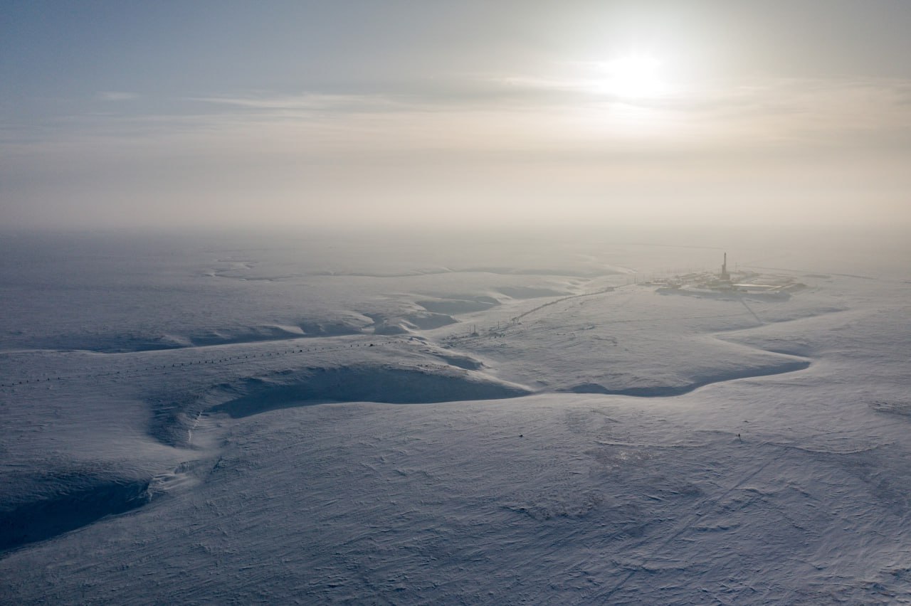 Газпром нефть открыла крупное месторождение в ЯНАО По заявлению Александра Дюкова это самое большое за последние 30 лет суммарные запасы составляют 55 млн тонн нефти Само месторождение находится в пределах Южно Новопортовских и Салетинских участков в Ямальском районе Лицензию на оба участка компания получила ещё в 2018 году К ним ещё примыкают Салетинские и Суровые участки так что у Газпром нефти на Ямале сформирован целый добывающий кластер со своим морским отгрузочным терминалом Ворота Арктики в акватории Обской губы   Нефтебаза