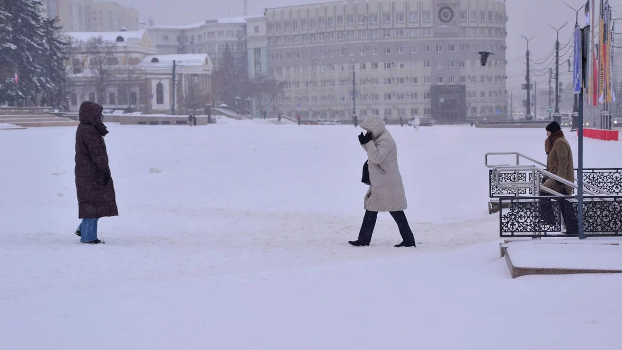 Штормовое предупреждение объявили в Челябинской области из-за надвигающихся метелей    Погодная ситуация начнет меняться уже скоро. По сведениям регионального Гидрометцентра, днем в пятницу, 27 декабря, в отдельных районах Челябинской области ожидаются метели и порывы ветра до 20 метров в секунду, а на дорогах возможна сильная гололедица. Объявлено штормовое предупреждение. Об этом сообщили в ГУ МЧС по региону.    Вести Южный Урал   Челябинск