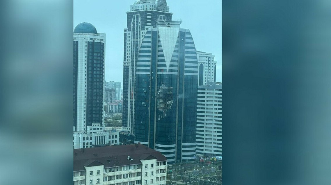 Взрыв в башне Грозный Сити возможна атака беспилотника Взрыв произошел в комплексе Грозный Сити расположенном в 800 метрах от резиденции главы Чечни Рамзана Кадырова передает ArbatMedia По сообщениям СМИ причиной взрыва могла стать атака беспилотного летательного аппарата Официальные представители республики пока не выступили с подтверждением или опровержением этой информации Комплекс Грозный Сити включает в себя не только жилые и коммерческие здания но и учреждения связанные с органами власти Местные жители сообщили о сильном хлопке и последующем задымлении в районе башни На месте работают экстренные службы Информации о пострадавших и масштабе разрушений пока нет Прислать новость