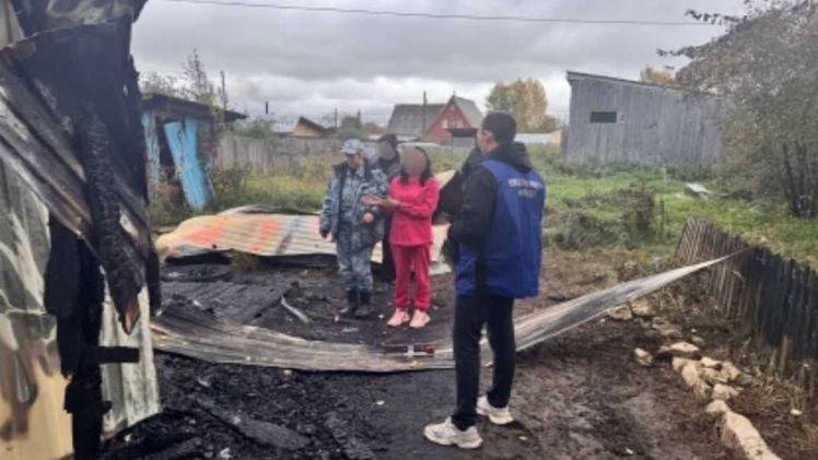 В Прикамье женщина подожгла дом бывшего супруга   vesti perm ru pages bf89da3be356484ab5ba5e2465ede3df В Чернушинском округе задержана местная жительница 1988 года рождения Она подозревается в покушении на убийство совершенном общеопасным способом Следствием установлено что в ночное время женщина на почве ревности подожгла дом где проживает ее бывший муж В результате происшествия сгорела веранда и общая кровля дома Пожар ликвидировали сотрудники МЧС Впоследствии стало известно что экс супруг не находился в жилище в момент происшествия Решается вопрос об избрании подозреваемой меры пресечения в виде заключения под стражу