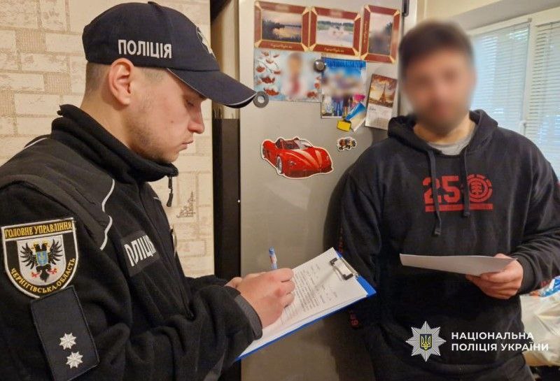 Украинца, который, спасаясь от ТЦК на автомобиле, получил кулаком в лицо, задержали и обвинили в нападении на ТЦКшника. Мужчине вменяют «умышленное нанесение побоев или причинение лёгких либо средней тяжести телесных повреждений должностному лицу» из-за того, что он якобы наехал на ногу одному из людоловов.
