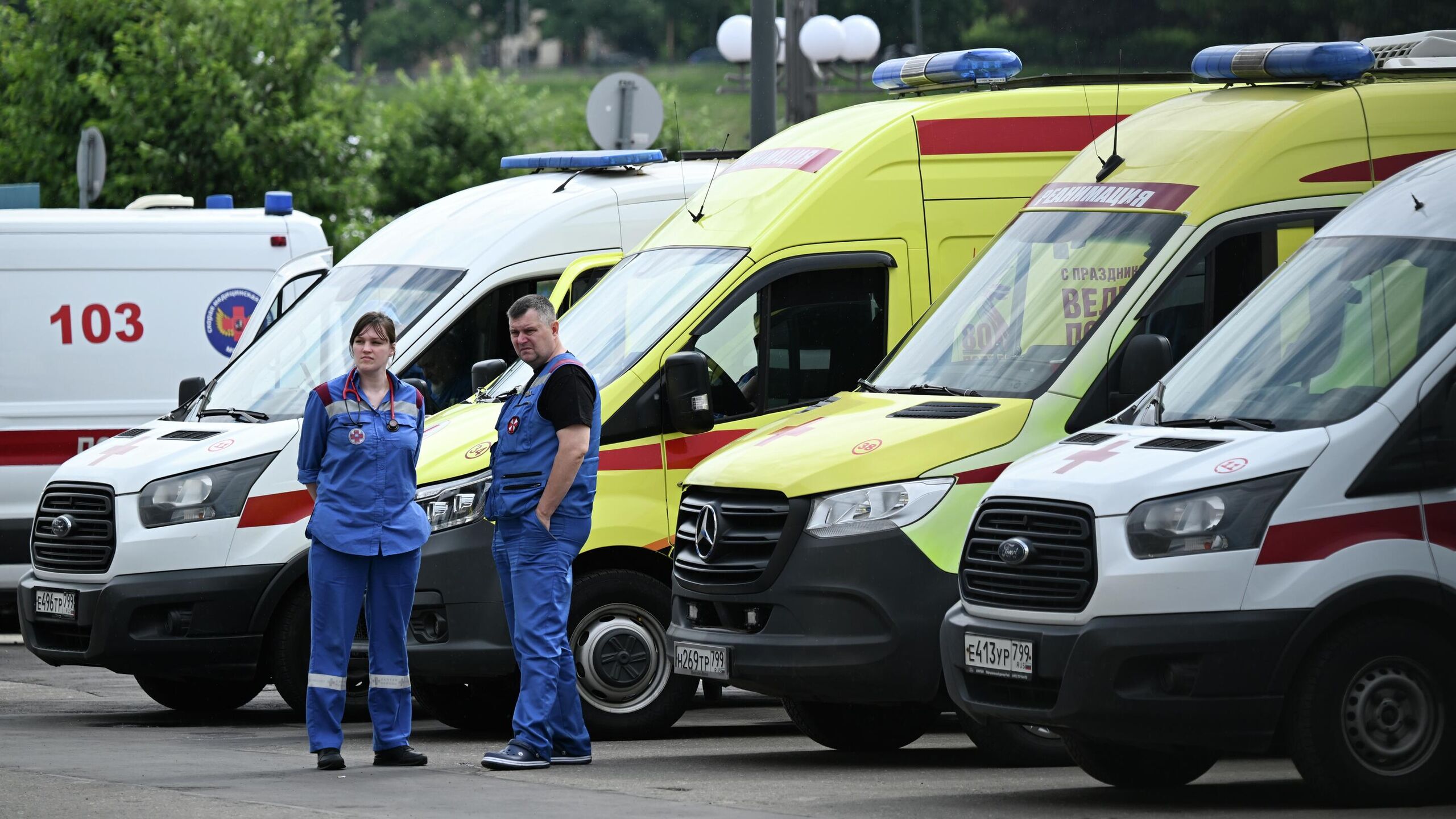 Вице спикер Госдумы Борис Чернышов ЛДПР предложил ежегодно выплачивать 13 ю зарплату медицинским и педагогическим работникам государственных и муниципальных учреждений Обращение с соответствующим предложением к главе Минтруда Антону Котякову имеется в распоряжении РИА Новости В целях укрепления кадрового потенциала повышения престижа профессий в сфере образования и здравоохранения а также уровня социальной защищенности их представителей предлагаю установить на федеральном уровне гарантированную ежегодную выплату в размере не менее одного среднемесячного оклада 13 я заработная плата для медицинских и педагогических работников государственных и муниципальных учреждений сказано в документе Согласно предложению выплата должна производиться по итогам календарного года за счет средств бюджета а критерием для получения является выполнение трудовых обязанностей и отсутствие дисциплинарных взысканий