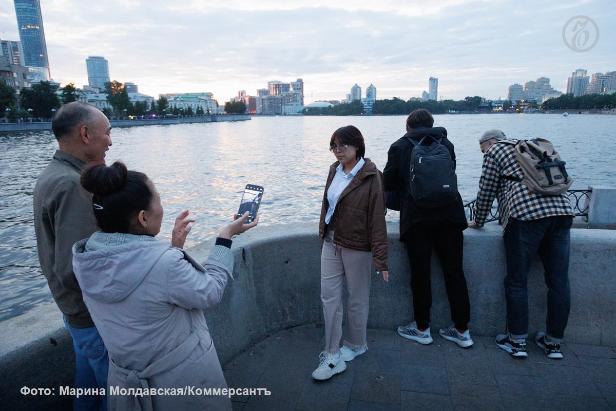 Туристический поток в 2025 году в Екатеринбурге достиг 1 8 млн человек это число стало рекордным сообщили в городской администрации По данным Российского союза предприятий туристской индустрии РСТ рост в Свердловской области и Екатеринбурге выше рынка в частности в количестве бронирования гостиниц рост составляет 12 что в два раза выше общих показателей Подписывайтесь на Ъ Урал