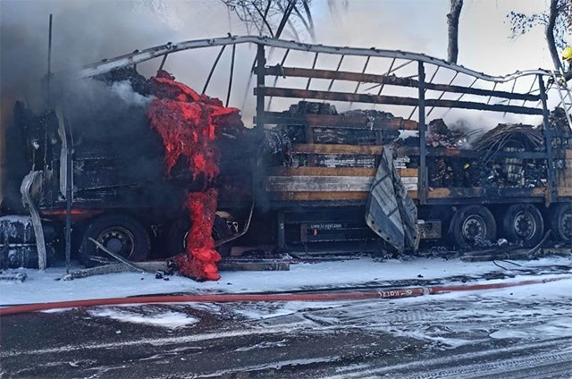 Фура загорелась на трассе Ташкент Сырдарья пострадавших нет На трассе Ташкент Сырдарья вспыхнула фура сообщили в МЧС   English O zbek tilida Ўзбек тилида На русском iOS Android