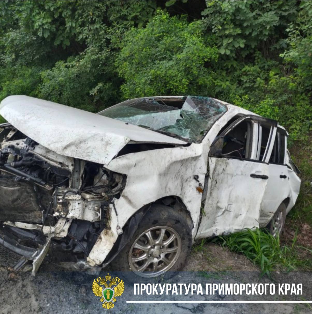 В Надеждинском районе в ДТП пострадали пять человек, включая двух несовершеннолетних 27 июля 2025 года в 07:14 по направлению с. Сиреневка — п. Мирный Надеждинского района водитель автомобиля TOYOTA PROBOX, 1984 года рождения, не справился с управлением, в результате чего произошло столкновение с дорожным знаком, что привело к опрокидыванию транспортного средства в кювет. Все пострадавшие — водитель и пассажиры, в том числе 17-летний и 11-летний мальчик, доставлены в медицинское учреждение с травмами различной степени тяжести. Прокуратура взяла на контроль проверку по факту ДТП и даст оценку законности решения, которое будет принято по результатам проверки.