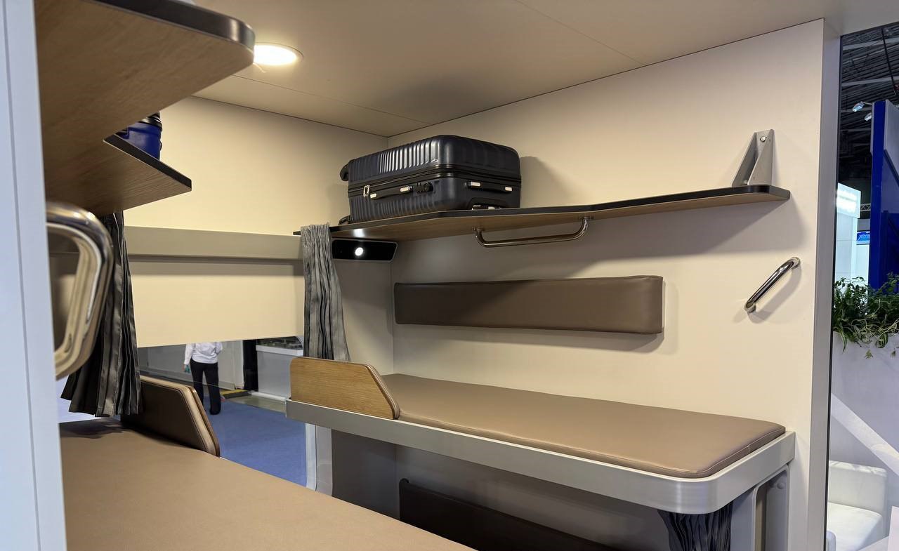 Новый плацкартный вагон с более длинными и широкими полками впервые показали в Москве Прямой эфир