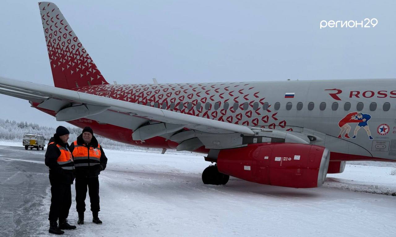 В аэропорту Архангельск самолёт выкатился за пределы взлётно посадочной полосы Речь о самолёте Sukhoi SuperJet 100 RRJ 95 авиакомпании Россия выполнявшем рейс SU 6305 из Санкт Петербурга По предварительным данным пострадавших нет На месте работают экстренные службы аэропорта Пассажиров эвакуировали