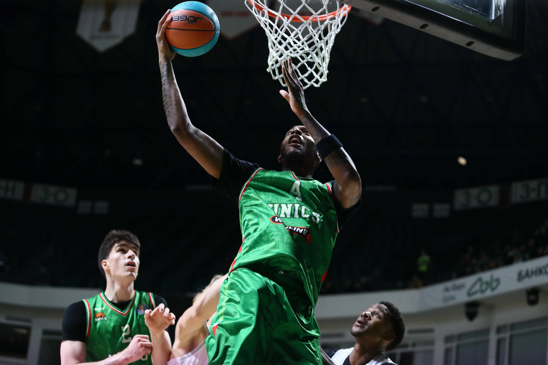 УНИКС сыграет с саратовским Автодором в гостях В матче регулярного чемпионата Единой лиги ВТБ саратовский Автодор сегодня на своей площадке сыграет с казанским УНИКСом Обе команды подходят к игре с разным но острым набором проблем УНИКС подходит к матчу после поражения от Пармы которое во многом объясняется травмами ключевых исполнителей Вопрос возвращения американской пары разыгрывающего Пэриса Ли и форварда Дишона Пьера становится главным для команды По последней информации оба игрока близки к восстановлению а Пьер мог дебютировать ещё в прошлом туре Их появление на паркете значительно разгрузило бы главного тренера Велиярса Перасовича в построении игры Читать полностью