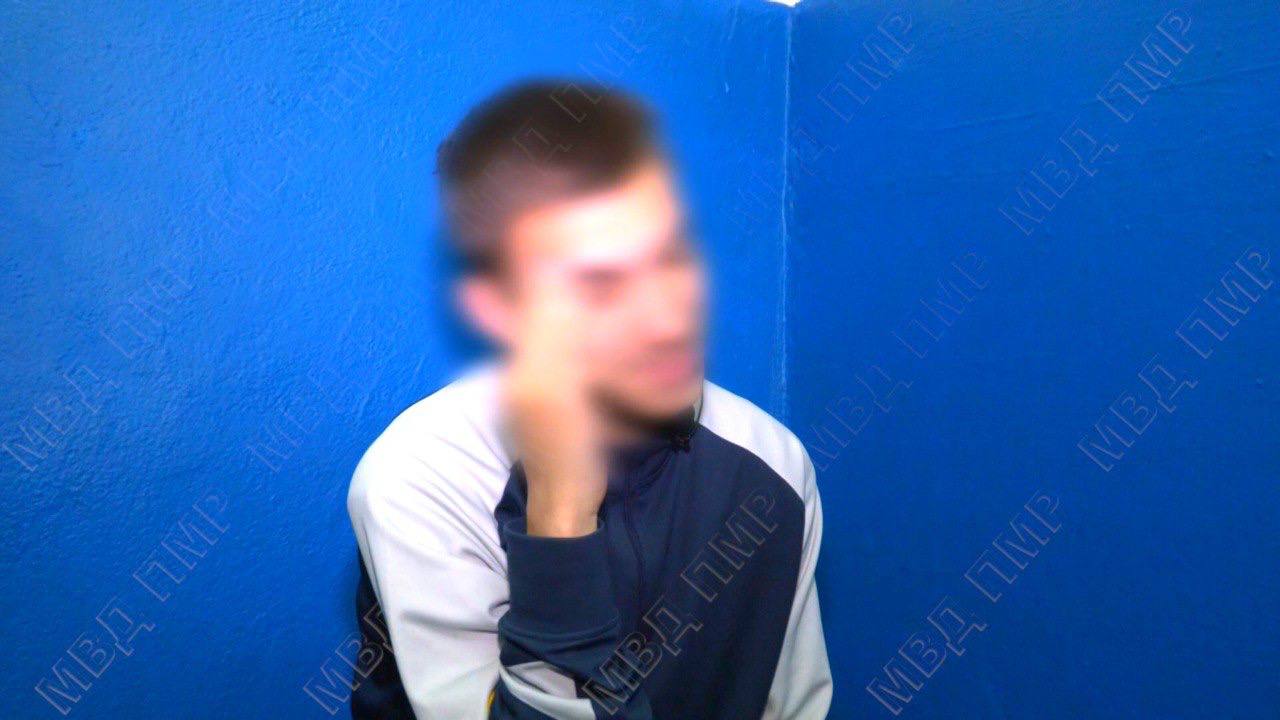 Два угона за одну ночь   Уголовная ответственность грозит 19-летнему жителю Тирасполя. В ночь на 20 июня он угнал две машины. Сначала прокатился по столице на мамином Audi Q7, после решил протестировать автомобиль отчима Audi A6.   Беда пришла откуда не ждали. Около трёх ночи по дороге домой молодому человеку встретился наряд ГАИ.  Выяснилось, прав у водителя нет и не было. Автомобиль не его. Освободился из тюрьмы он всего две недели назад. Судим был за хулиганство, привлекался и за употребление наркотиков.  За вождение без прав молодой человек получил 15 суток административного ареста. За угон авто ему грозит до пяти лет лишения свободы.     Пресс-центр МВД ПМР