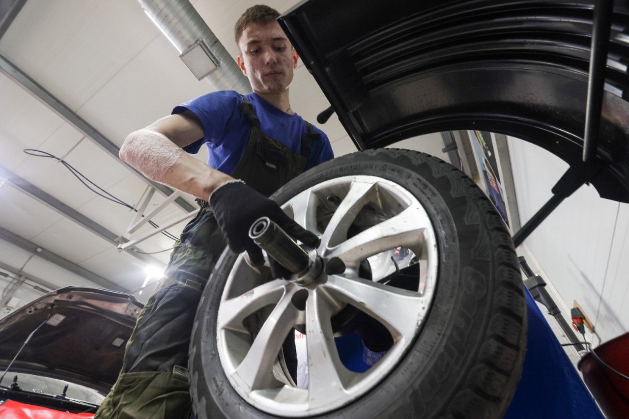 Рост утильсбора пересчет выплат изменение правил отсрочки что изменится в жизни россиян с 1 декабря С 1 декабря изменятся правила расчета утилизационного сбора на ввозимые из за рубежа автомобили Водителей беспокоит что это приведет к скачку цен на автомобили Подорожание утильсбора для меня как подарок на Новый год с отрицательным значением Думаю что на 20 машины привезенные в Россию до 1 ноября станут дороже Никто не захочет терять прибыль отметил в беседе с Абзацем автоэксперт Иван Зенкевич Читайте статью до конца Подпишитесь на Абзац TG VK Дзен MAX Rutube