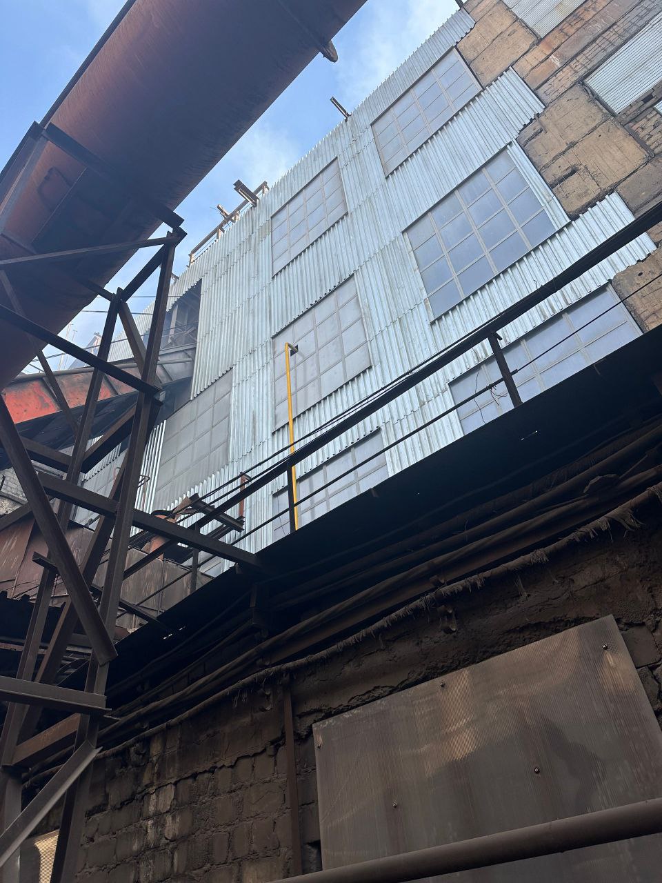 На Стахановском заводе ферросплавов модернизировали конструкции плавильного цеха Специалисты выполнили работы по частичной замене железобетонных стеновых панелей плавильного цеха на современные облегченные конструкции из профлиста а также осуществили комплексную замену оконных проемов из поликарбоната Ремонтные работы были проведены на площади около 550 м² что составляет 12 от общей площади цеха Замена тяжелых железобетонных конструкций на легкий и прочный профлист является технически обоснованным решением позволяющим существенно снизить статическую нагрузку на фундамент и несущие элементы здания Ранее подобного рода ремонтные работы проводились в 2000 х годах Выполнение таких работ стало возможным благодаря инвестициям управляющей организации ЮГМК ООО Союзметаллсервис Мы с оптимизмом смотрим в завтрашний день и верим в светлое будущее нашего предприятия и всей металлургической отрасли региона отметил главный механик СЗФ Максим Печерский