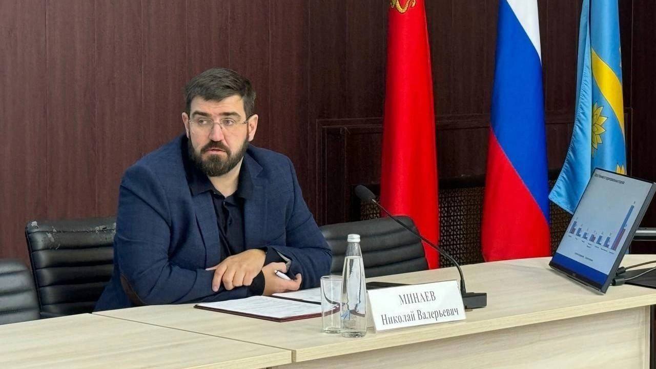 Против бывшего замглавы Химок возбудили уголовное дело по статье о взятке в особо крупном размере. Сам Николай Минаев, вероятно, уехал из России — данные экс-чиновника есть в базе розыска МВД. Минаев ушел со своей должности 20 июня, информация о нем пропала с сайта администрации округа. В Химках чиновник проработал четыре месяца. Он курировал работу администрации. Прислать новость